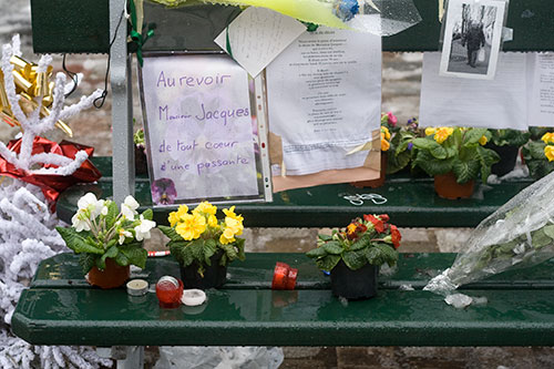 Banc pour mémoire de SDF décédé © Norbert Pousseur