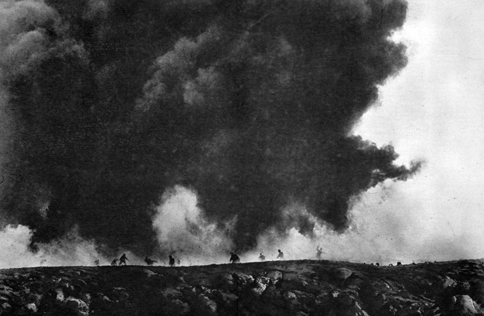 Nuages de gaz sarin dans les tranchées allemandes - photo 'Le Miroir', guerre de 14-18 - reproduction © Norbert Pousseur
