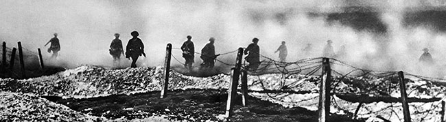 Troupes anglaises franchissant les barbelés allemands en 1916  - reproduction © Norbert Pousseur